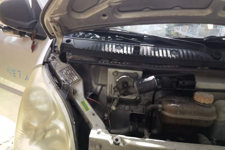Used Wuling Rongguang 2012 1.5L Extended Standard Version Engine Bay Right