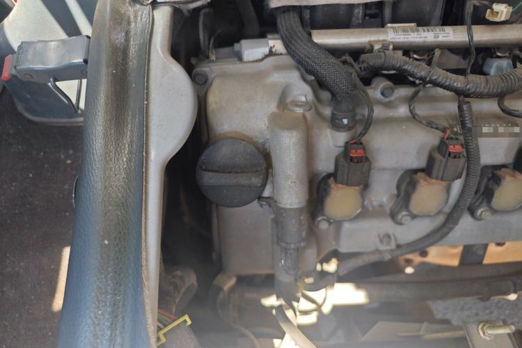 Used Wuling Rongguang 2012 1.5L Extended Basic Version Engine Bay Right