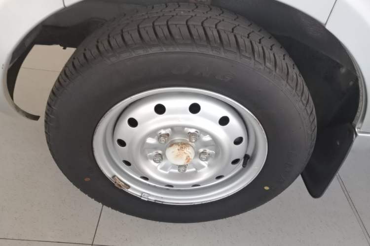 Used Wuling Rongguang 2012 1.5L Extended Basic Version Left Front Wheel Hub