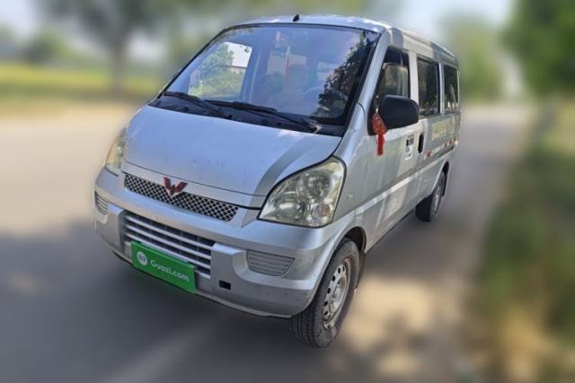 Ojetý Wuling Rongguang 2012 model, 1.2-liter manual, 5 seats, light‑duty closed van