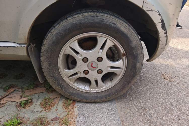 Used Wuling Rongguang 2012 1.5L Extended Standard Version Right Front Wheel Hub