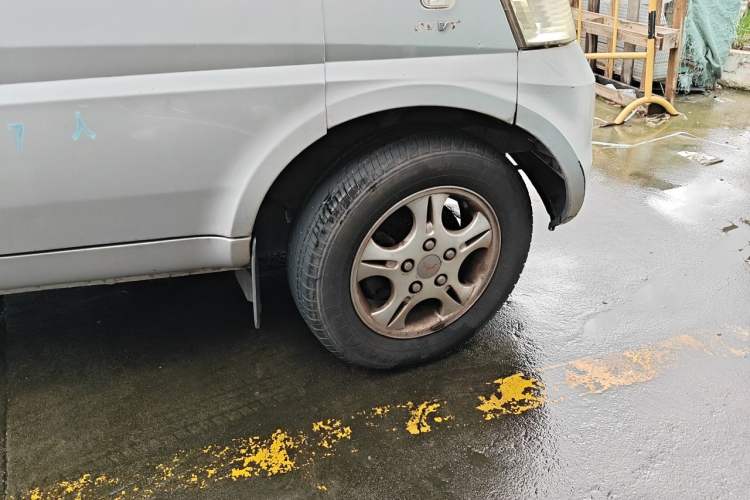 Used Wuling Rongguang 2012 1.5L Extended Standard Version Right Front Wheel Hub