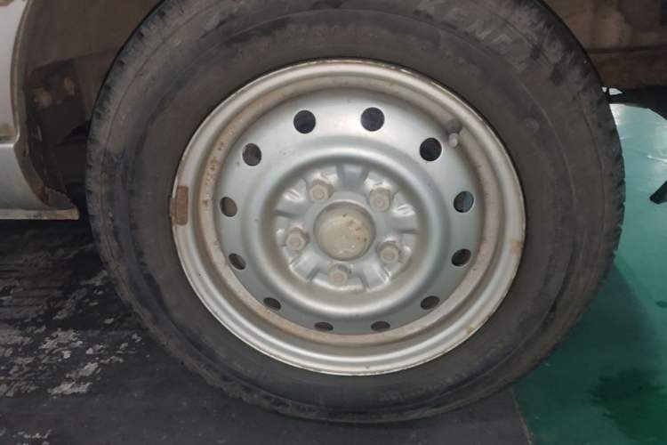 Used Wuling Rongguang 2012 1.5L Extended Basic Version Right Front Wheel Hub