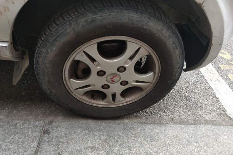 Used Wuling Rongguang 2012 1.5L Extended Standard Version Right Front Wheel Hub