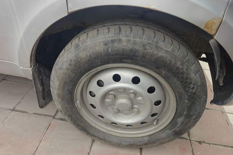 Used Wuling Rongguang 2012 1.2L Extended Basic Version LJY Right Front Wheel Hub
