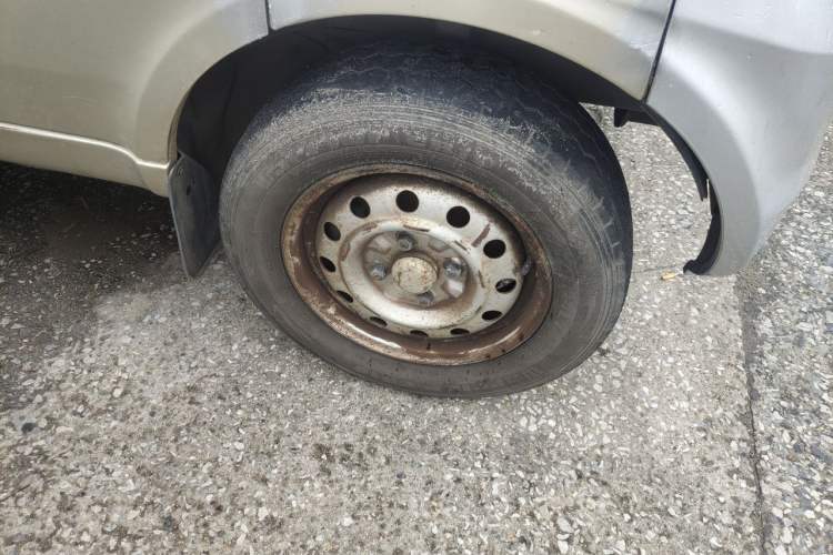 Used Wuling Rongguang 2012 1.2L Extended Basic Version LJY Right Front Wheel Hub