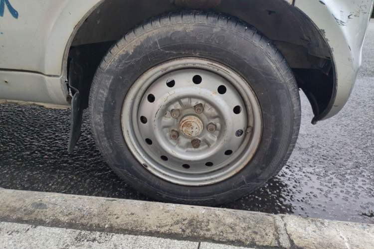 Used Wuling Rongguang 2012 1.5L Extended Basic Version Right Front Wheel Hub