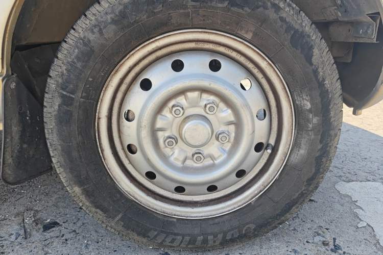 Used Wuling Rongguang 2012 1.2L Extended Basic Version LJY Right Front Wheel Hub