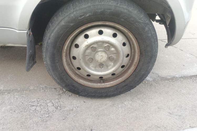 Used Wuling Rongguang 2012 1.5L Extended Basic Version Right Front Wheel Hub