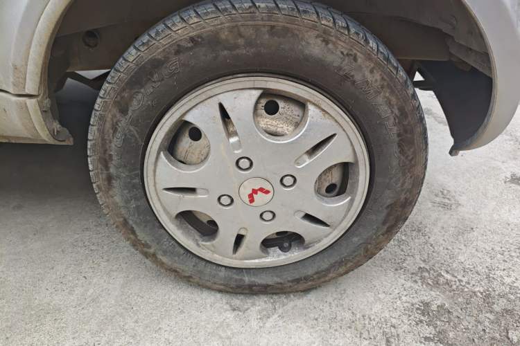 Used Wuling Rongguang 2012 1.2L Extended Basic Version LJY Right Front Wheel Hub