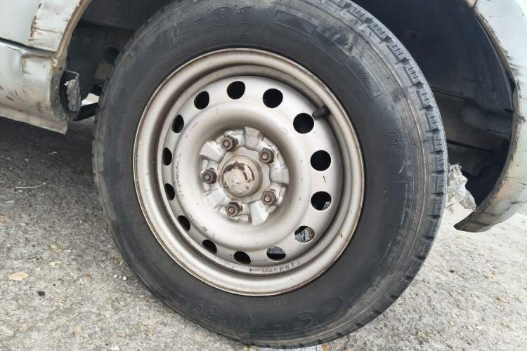 Used Wuling Rongguang 2012 1.5L Extended Basic Version Right Front Wheel Hub