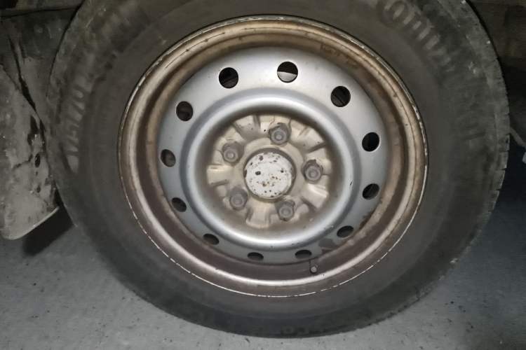 Used Wuling Rongguang 2012 1.5L Extended Basic Version Right Front Wheel Hub