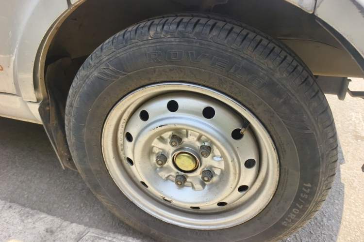 Used Wuling Rongguang 2012 1.5L Extended Basic Version Right Front Wheel Hub