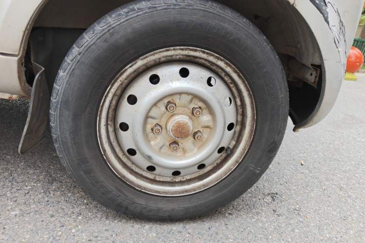 Used Wuling Rongguang 2012 1.5L Extended Basic Version Right Front Wheel Hub