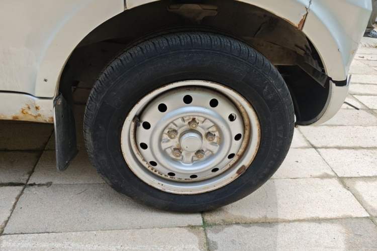 Used Wuling Rongguang 2012 1.5L Extended Basic Version Right Front Wheel Hub