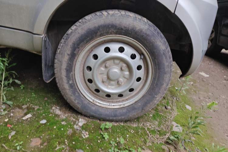 Used Wuling Rongguang 2012 1.2L Extended Basic Version LJY Right Front Wheel Hub