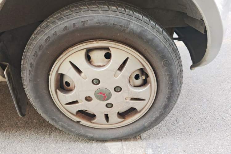 Used Wuling Rongguang 2012 1.2L Extended Basic Version LJY Right Front Wheel Hub