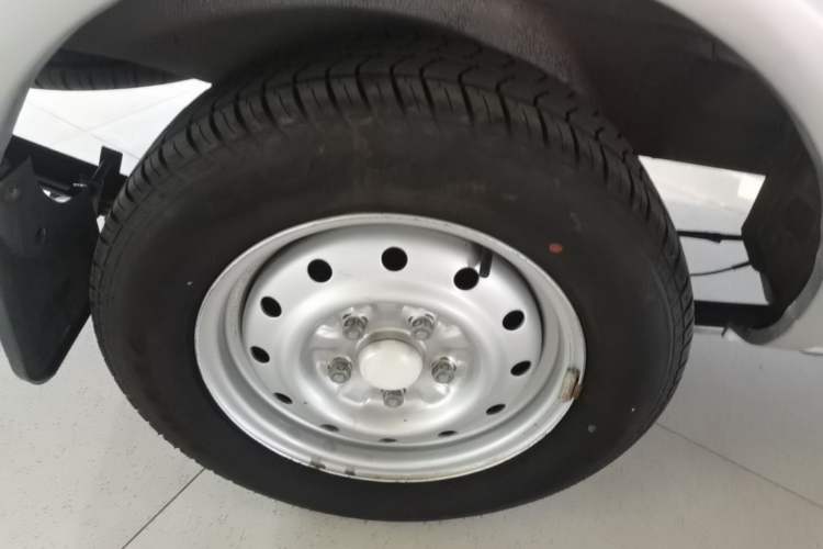 Used Wuling Rongguang 2012 1.5L Extended Basic Version Right Rear Wheel Hub