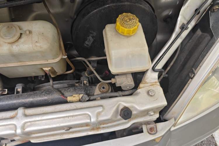 Used Wuling Rongguang 2012 1.2L Extended Basic Version LJY Engine Bay Left