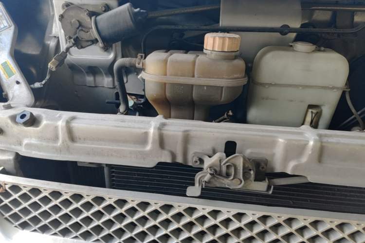 Used Wuling Rongguang 2012 1.5L Extended Standard Version Engine Bay