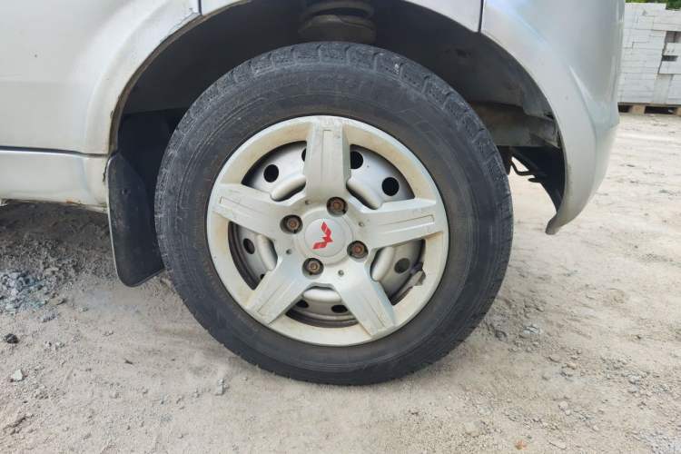 Used Wuling Rongguang 2012 1.2L Extended Basic Version LJY Right Front Wheel Hub