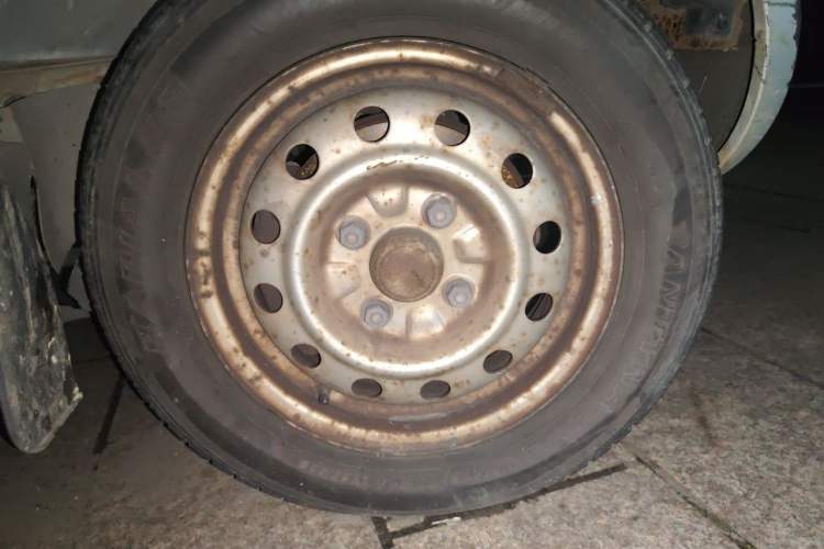 Used Wuling Rongguang 2012 1.2L Extended Basic Version LJY Right Front Wheel Hub