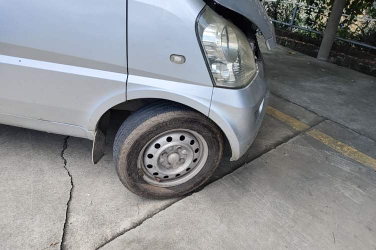 Used Wuling Rongguang 2012 1.5L Extended Standard Version Right Front Wheel Hub