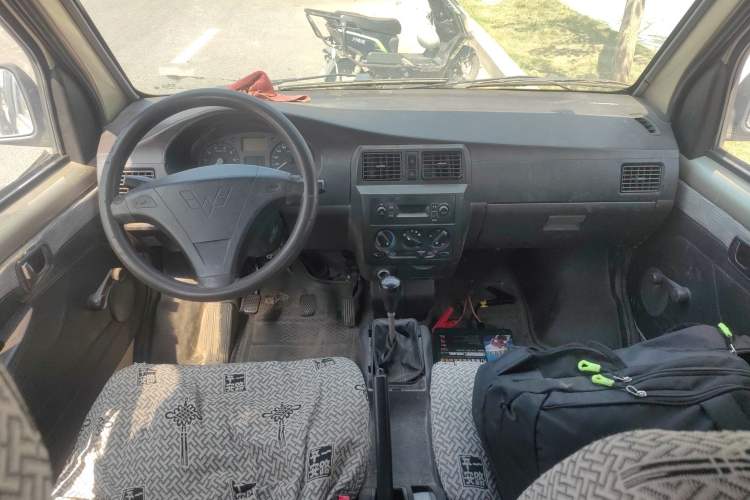Used Wuling Rongguang 2012 1.5L Extended Basic Version Center Console