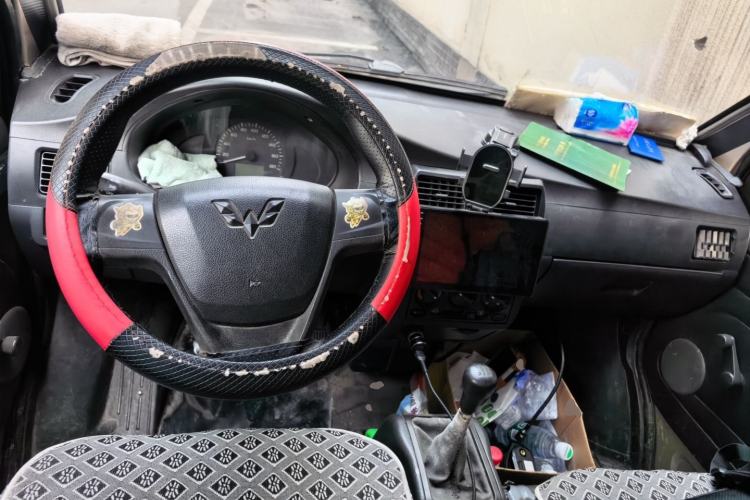 Used Wuling Rongguang 2012 1.5L Extended Basic Version Center Console