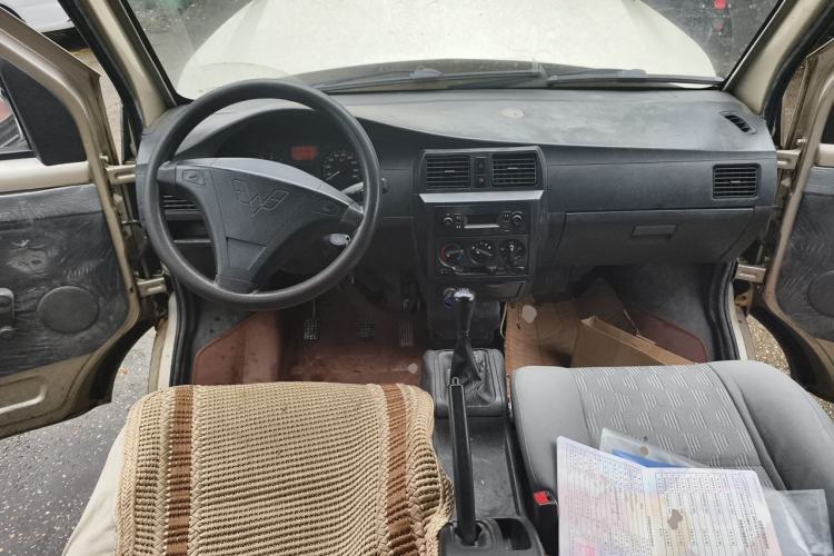 Used Wuling Rongguang 2012 1.5L Extended Basic Version Center Console