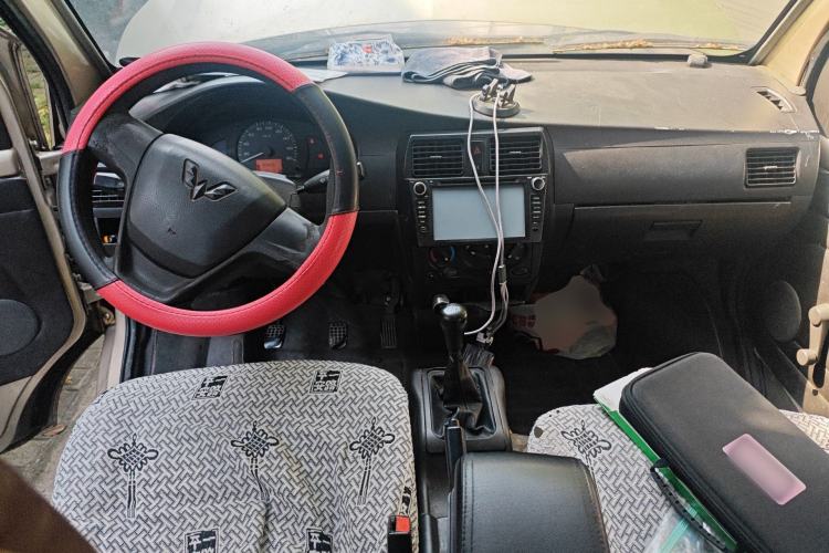 Used Wuling Rongguang 2012 1.5L Extended Basic Version Center Console