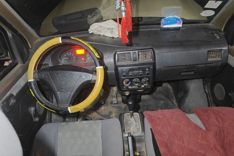 Used Wuling Rongguang 2012 1.5L Extended Basic Version Center Console