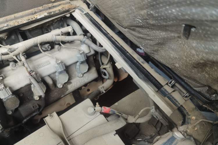Used Wuling Rongguang 2012 1.5L Extended Basic Version Engine Bay Left