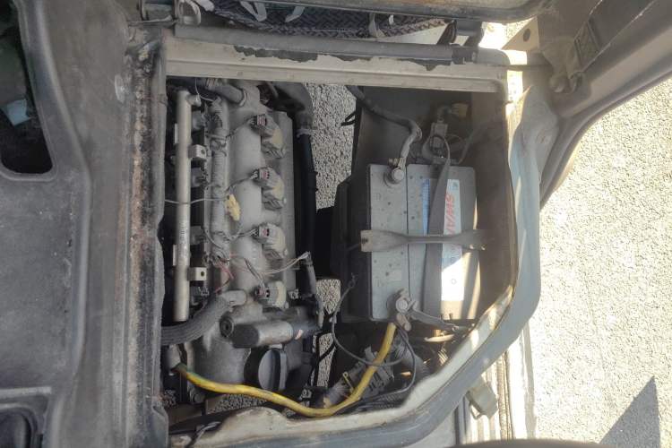 Used Wuling Rongguang 2012 1.5L Extended Basic Version Engine Bay Left