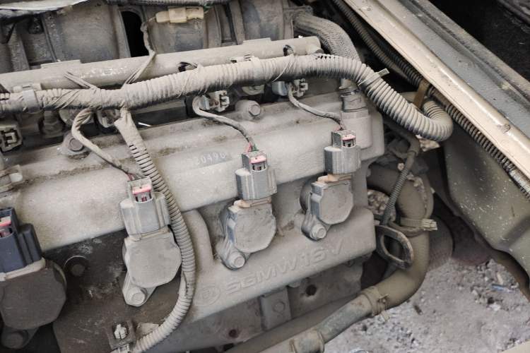 Used Wuling Rongguang 2012 1.5L Extended Standard Version Engine Bay Left