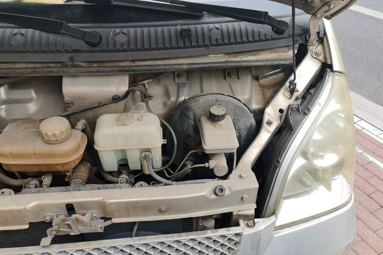 Used Wuling Rongguang 2012 1.5L Extended Basic Version Engine Bay Left