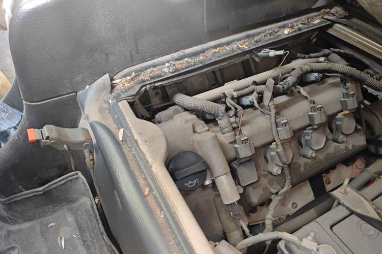 Used Wuling Rongguang 2012 1.5L Extended Basic Version Engine Bay Right