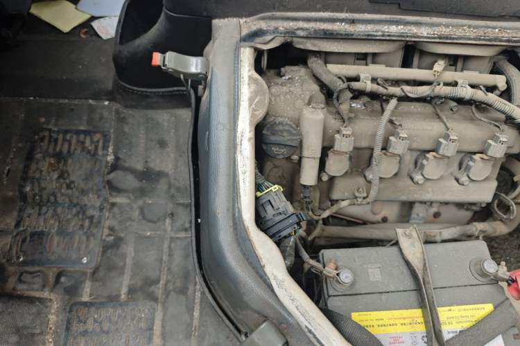 Used Wuling Rongguang 2012 1.5L Extended Basic Version Engine Bay Right