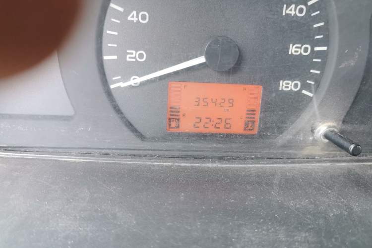 Used Wuling Rongguang 2012 1.5L Extended Basic Version Odometer Close Up