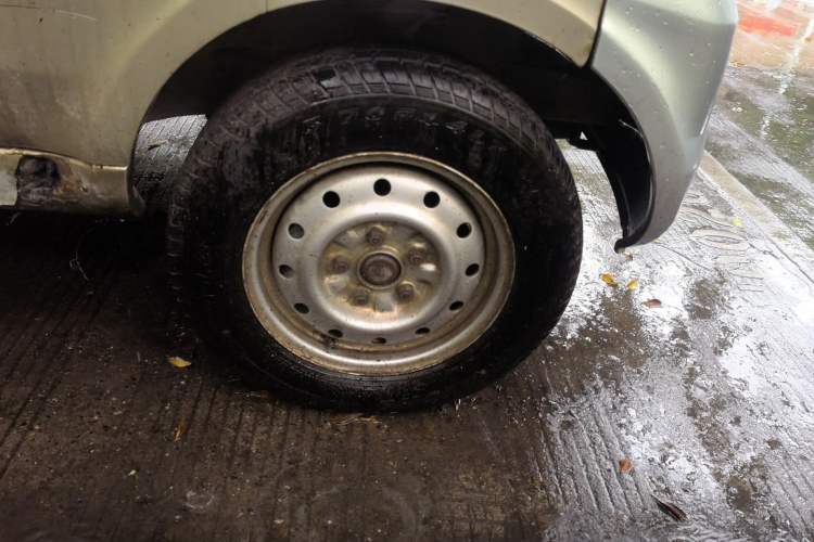 Used Wuling Rongguang 2012 1.2L Extended Basic Version LJY Right Front Wheel Hub