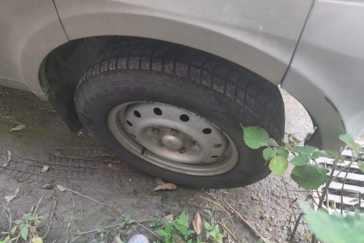 Used Wuling Rongguang 2012 1.2L Extended Basic Version LJY Right Front Wheel Hub