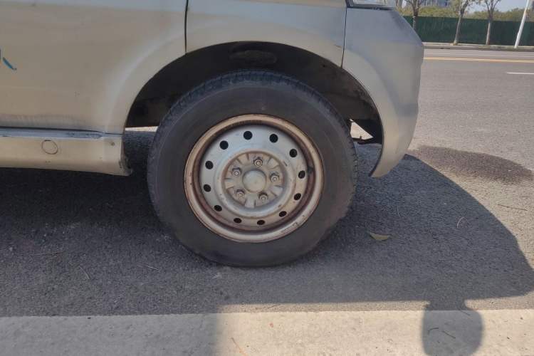 Used Wuling Rongguang 2012 1.5L Extended Basic Version Right Front Wheel Hub