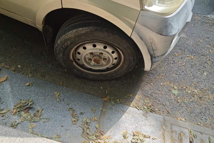 Used Wuling Rongguang 2012 1.5L Extended Basic Version Right Front Wheel Hub