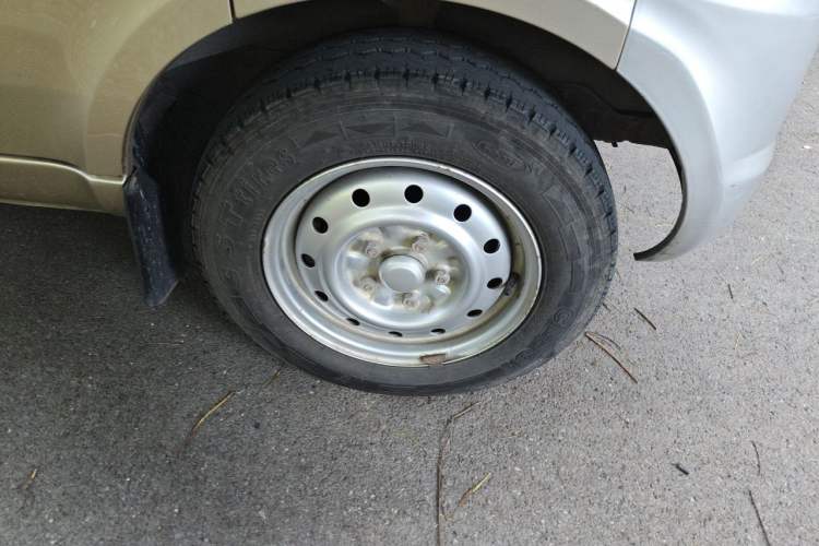 Used Wuling Rongguang 2012 1.5L Extended Basic Version Right Front Wheel Hub