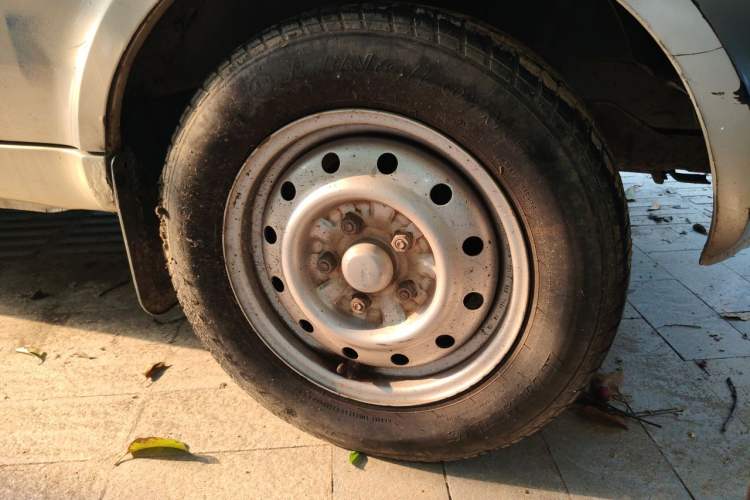 Used Wuling Rongguang 2012 1.5L Extended Basic Version Right Front Wheel Hub