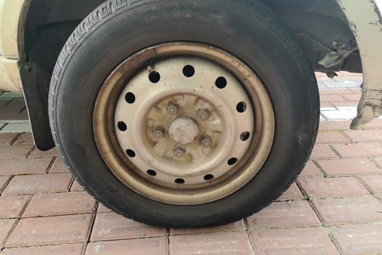 Used Wuling Rongguang 2012 1.5L Extended Basic Version Right Front Wheel Hub