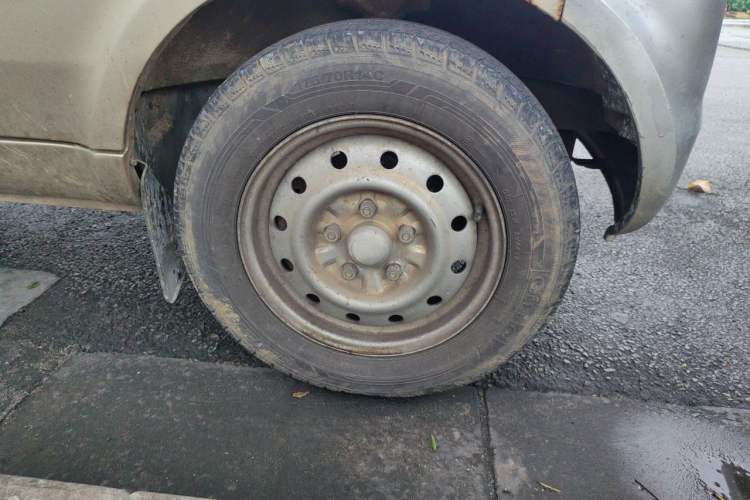 Used Wuling Rongguang 2012 1.5L Extended Basic Version Right Front Wheel Hub