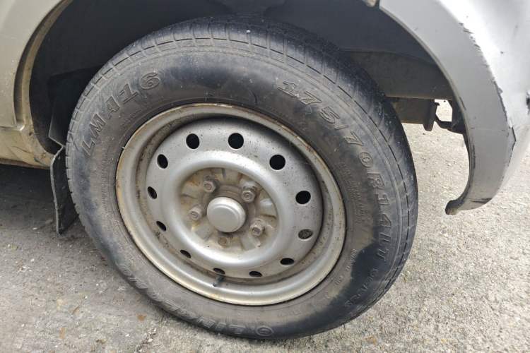Used Wuling Rongguang 2012 1.5L Extended Basic Version Right Front Wheel Hub