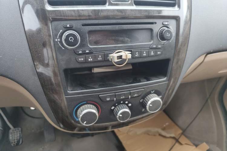 Used Wuling Rongguang 2014 1.5L S Standard Version Audio And AC Panel