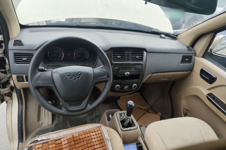 Used Wuling Rongguang 2014 1.5L S Standard Version Center Console
